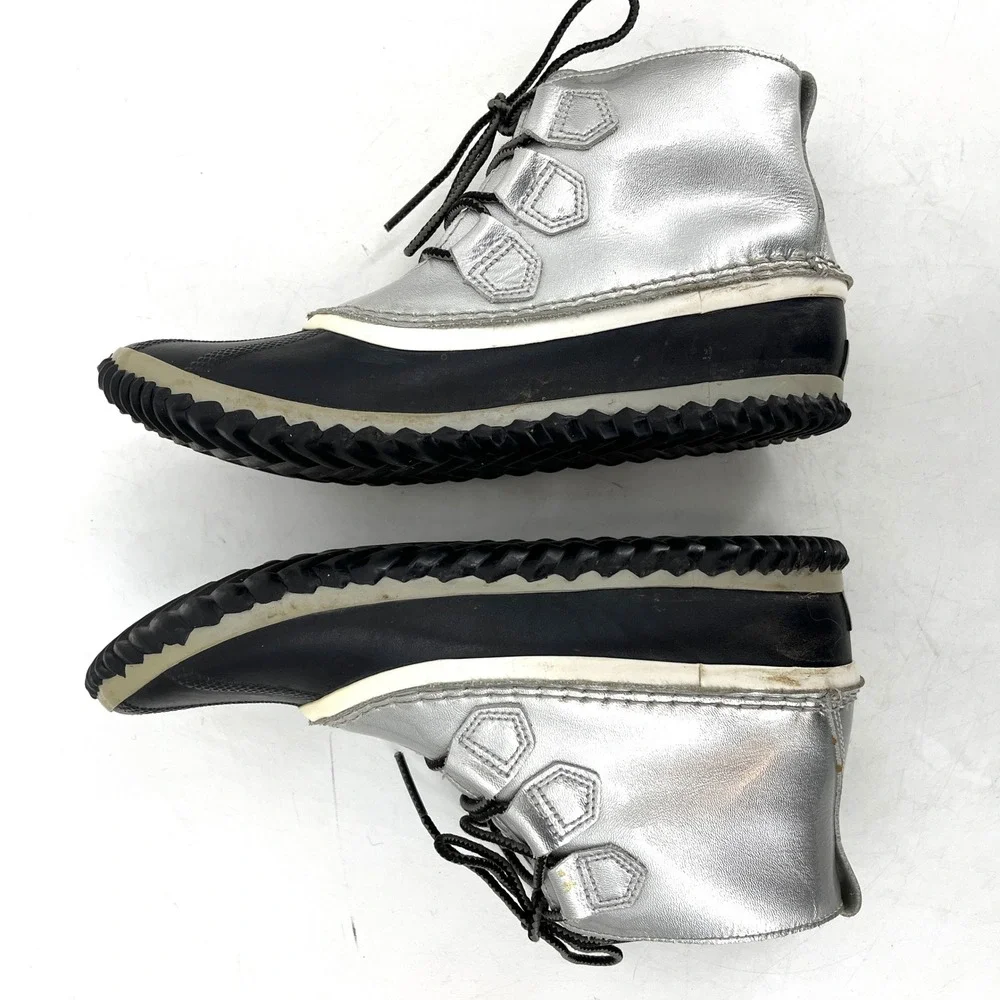 Sorel Women's Out n About Waterproof Winter Boots Silver Black Lace Up Ankle 9.5